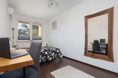 Telewizja i/lub zestaw kina domowego w obiekcie Stylowy Apartament w Warszawie Sypialnia & Parking w Garażu by Noclegi Renters