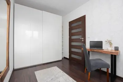 Telewizja i/lub zestaw kina domowego w obiekcie Stylowy Apartament w Warszawie Sypialnia & Parking w Garażu by Noclegi Renters