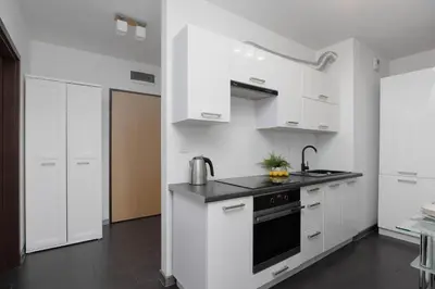 Kuchnia lub aneks kuchenny w obiekcie Stylowy Apartament w Warszawie Sypialnia & Parking w Garażu by Noclegi Renters