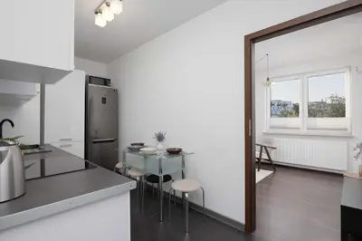 Kuchnia lub aneks kuchenny w obiekcie Stylowy Apartament w Warszawie Sypialnia & Parking w Garażu by Noclegi Renters