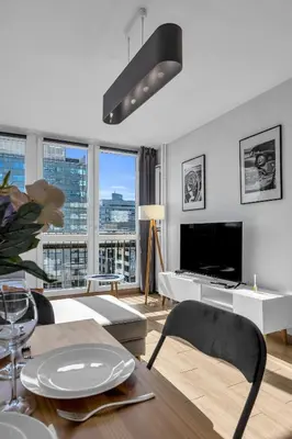 Telewizja i/lub zestaw kina domowego w obiekcie Rondo ONZ Apt - 11th Floor, Top location, Metro - by Rentujemy