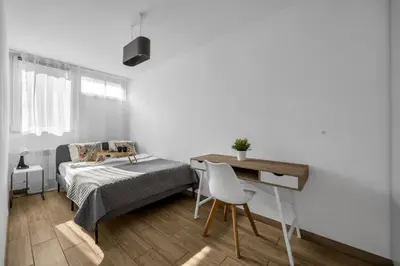 Łóżko lub łóżka w pokoju w obiekcie Rondo ONZ Apt - 11th Floor, Top location, Metro - by Rentujemy