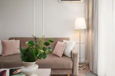Część wypoczynkowa w obiekcie Close-Urban Chic - Luxury Stay at Mennica Residence Warsaw