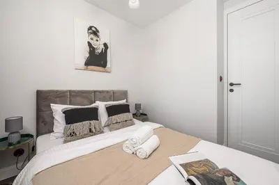 Łóżko lub łóżka w pokoju w obiekcie Lumina Premium apartment with city view