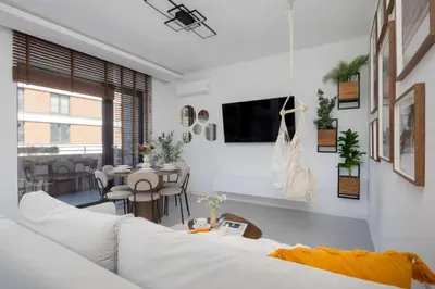 Telewizja i/lub zestaw kina domowego w obiekcie Air-conditioned Apartment with Parking in Warsaw near PGE Narodowy