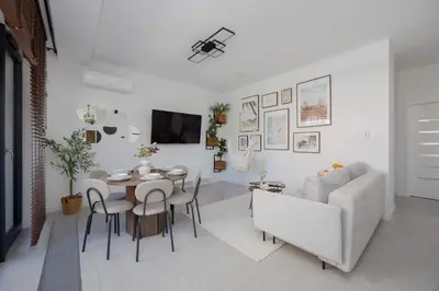 Telewizja i/lub zestaw kina domowego w obiekcie Air-conditioned Apartment with Parking in Warsaw near PGE Narodowy