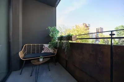 Balkon lub taras w obiekcie Air-conditioned Apartment with Parking in Warsaw near PGE Narodowy