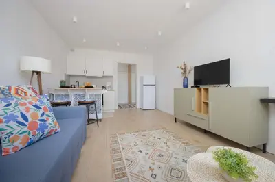 Telewizja i/lub zestaw kina domowego w obiekcie Bright Studio in Bielany close to the Metro by Noclegi Renters
