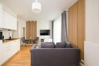 Telewizja i/lub zestaw kina domowego w obiekcie Krasiński Garden Deluxe Studio by BookingHost