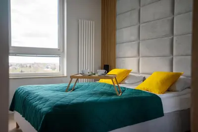 Łóżko lub łóżka w pokoju w obiekcie 8th Floor Włochy Apt - Balcony, Workspace, AC - by Rentujemy