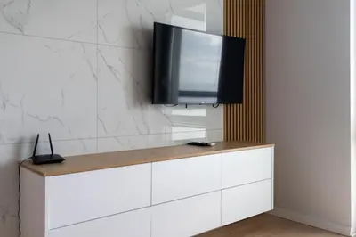 Telewizja i/lub zestaw kina domowego w obiekcie 8th Floor Włochy Apt - Balcony, Workspace, AC - by Rentujemy
