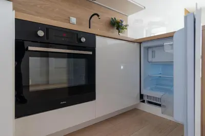 Kuchnia lub aneks kuchenny w obiekcie 8th Floor Włochy Apt - Balcony, Workspace, AC - by Rentujemy