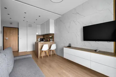 Telewizja i/lub zestaw kina domowego w obiekcie 8th Floor Włochy Apt - Balcony, Workspace, AC - by Rentujemy