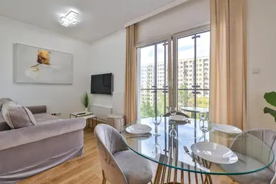 Telewizja i/lub zestaw kina domowego w obiekcie Wola Tower ul Kasprzaka 29 z garażem By Perfect Apart 411