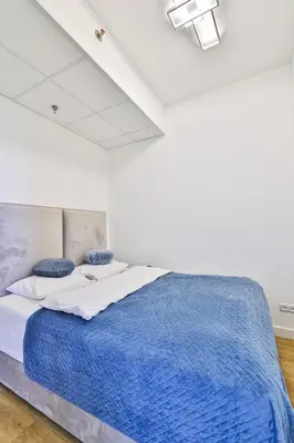 Łóżko lub łóżka w pokoju w obiekcie Wola Tower ul Kasprzaka 29 z garażem By Perfect Apart 411