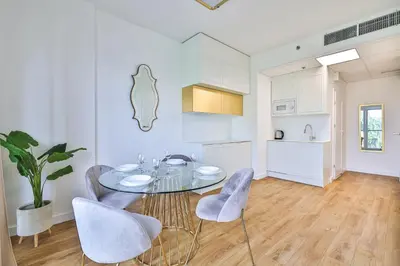 Kuchnia lub aneks kuchenny w obiekcie Wola Tower ul Kasprzaka 29 z garażem By Perfect Apart 411