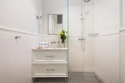 Łazienka w obiekcie LA PERLE French-style Suite in the heart of Warsaw, wine & breakfast & premium service