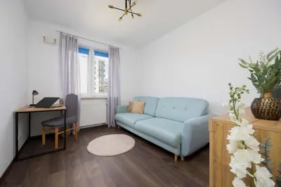 Część wypoczynkowa w obiekcie Spacious Apartment in Warsaw with Balcony by Noclegi Renters