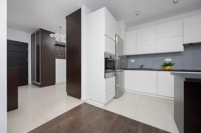 Kuchnia lub aneks kuchenny w obiekcie Spacious Apartment in Warsaw with Balcony by Noclegi Renters