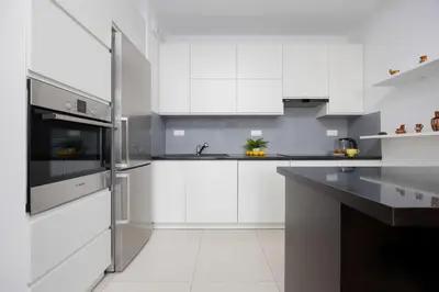 Kuchnia lub aneks kuchenny w obiekcie Spacious Apartment in Warsaw with Balcony by Noclegi Renters