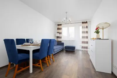 Kuchnia lub aneks kuchenny w obiekcie Spacious Apartment in Warsaw with Balcony by Noclegi Renters