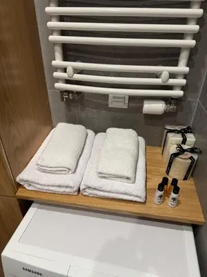 Łóżko lub łóżka w pokoju w obiekcie Designerski Apartament Wola - Parking Gratis - Klimatyzacja - Blisko Centrum - SmartTV