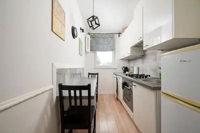 Kuchnia lub aneks kuchenny w obiekcie Afrykańska Deluxe Apartment by BookingHost