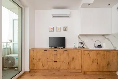Kuchnia lub aneks kuchenny w obiekcie Metro Natolin 10th Floor Apartment by BookingHost