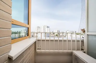 Balkon lub taras w obiekcie Metro Natolin 10th Floor Apartment by BookingHost