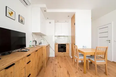 Kuchnia lub aneks kuchenny w obiekcie Metro Natolin 10th Floor Apartment by BookingHost