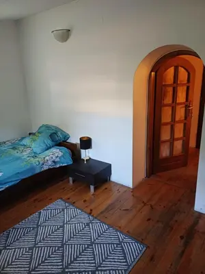 Łóżko lub łóżka w pokoju w obiekcie Zielone Bemowo 1
