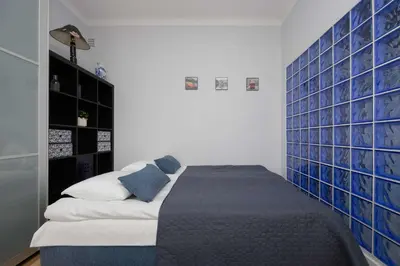 Łóżko lub łóżka w pokoju w obiekcie Bright Air-Conditioned Studio Close to PGE Narodowy by Noclegi Renters