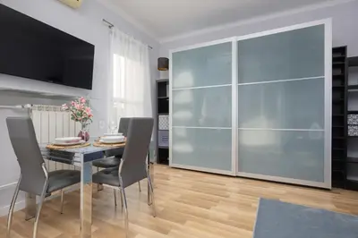 Telewizja i/lub zestaw kina domowego w obiekcie Bright Air-Conditioned Studio Close to PGE Narodowy by Noclegi Renters