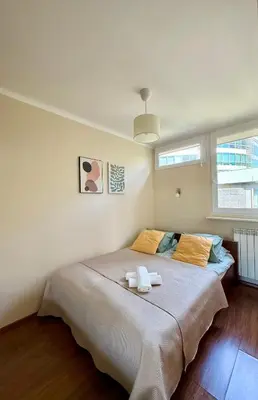 Łóżko lub łóżka w pokoju w obiekcie Cozy Stay Jana Pawła II Avenue Apartment