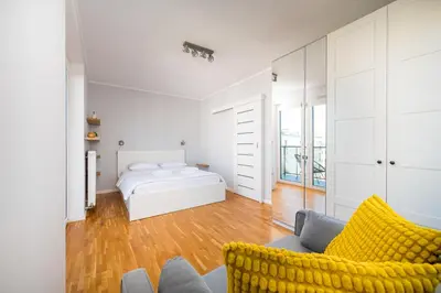 Łóżko lub łóżka w pokoju w obiekcie Las Bródnowski Urban Jungle Apartment by BookingHost