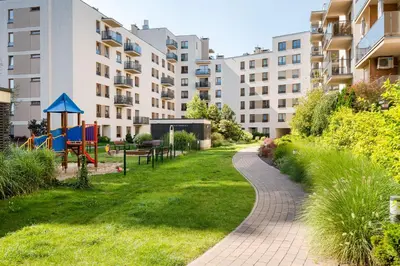 Ogród w obiekcie Las Bródnowski Urban Jungle Apartment by BookingHost
