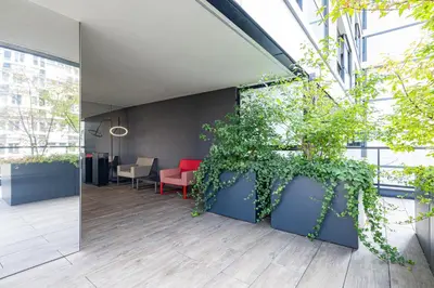 Część wypoczynkowa w obiekcie Business Suite Grzybowska 37 by VAYA STAYS
