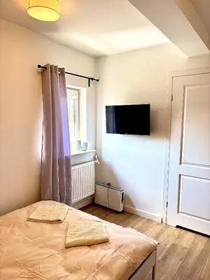 Łóżko lub łóżka w pokoju w obiekcie Royal - Studio in Central Warsaw by Metro Świętokrzyska