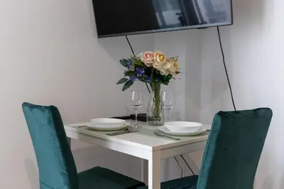 Telewizja i/lub zestaw kina domowego w obiekcie Wola Studio - 9th Floor with Balcony - by Rentujemy