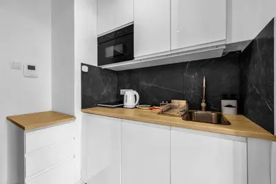 Kuchnia lub aneks kuchenny w obiekcie Wola Studio - 9th Floor with Balcony - by Rentujemy
