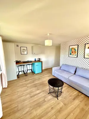 Część wypoczynkowa w obiekcie Canoe 2-Bedroom Apartment with City View in Central Warsaw