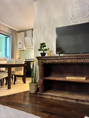 Telewizja i/lub zestaw kina domowego w obiekcie Deluxe Apartament na wyłączność z darmowym parkingiem w garażu fv