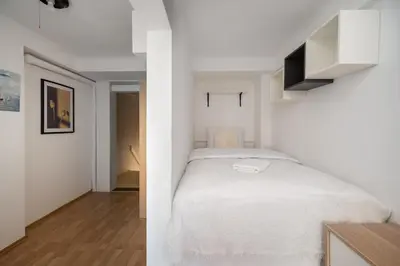 Łóżko lub łóżka w pokoju w obiekcie Żelazna Downtown Apartment by BookingHost