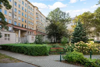 Ogród w obiekcie Żelazna Downtown Apartment by BookingHost