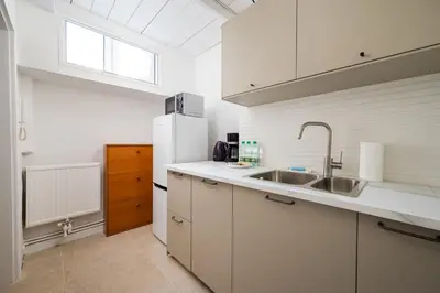 Kuchnia lub aneks kuchenny w obiekcie Żelazna Downtown Apartment by BookingHost