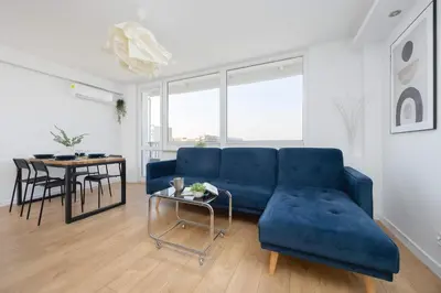 Część wypoczynkowa w obiekcie Luxurious Apartment in Warsaw with Beautiful City View and Air Conditioning by Noclegi Renters