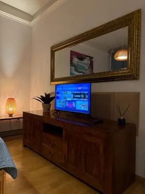 Telewizja i/lub zestaw kina domowego w obiekcie Scenic View Apartments