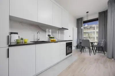 Kuchnia lub aneks kuchenny w obiekcie Towarowa Towers Warsaw Modern Air-Conditioned Studio by Noclegi Renters