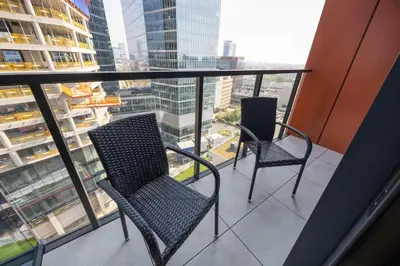 Balkon lub taras w obiekcie Towarowa Towers Warsaw Modern Air-Conditioned Studio by Noclegi Renters