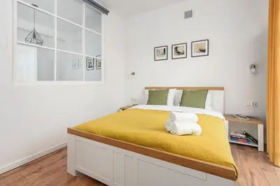 Łóżko lub łóżka w pokoju w obiekcie Lumina Charming 3-room apartment in the heart of Warsaw